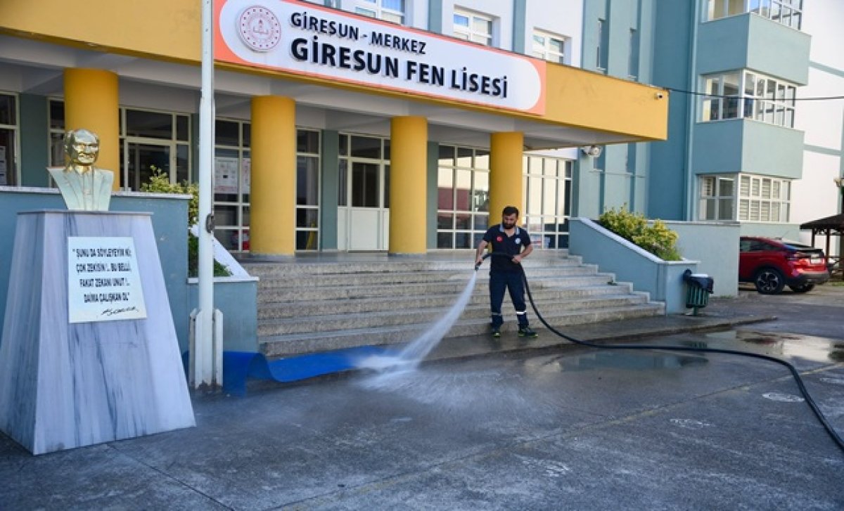 Giresun Belediyesi, Okulların Bahçelerinde Temizlik Çalışması Başlattı