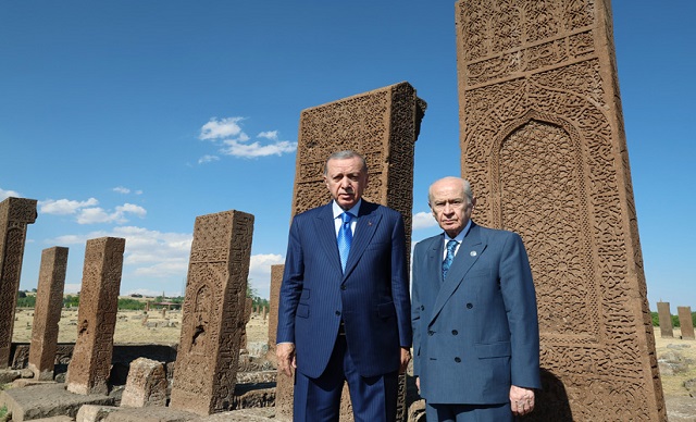 Ahlat Selçuklu Mezarlığı'nı Ziyaret Etti