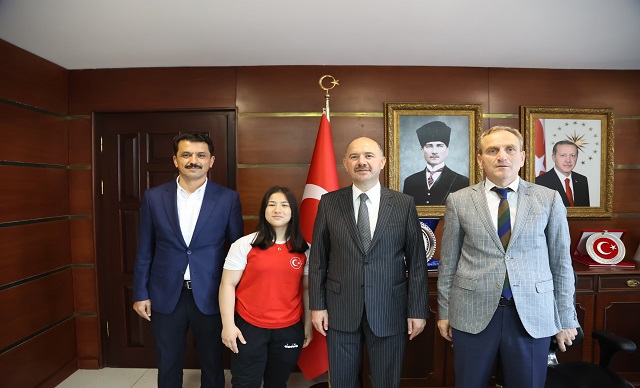Avrupa Şampiyonu Deva Dübüş’ü Tebrik Etti