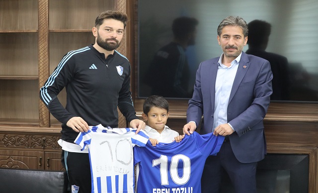 Eren Tozlu'dan Minik Dadaşa Forma Hediyesi