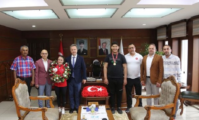 Şampiyon Haltercileri Kutladı